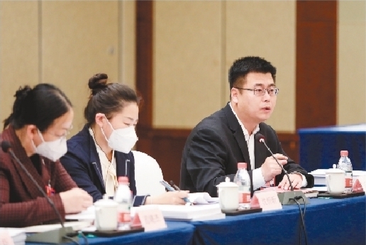 認真履行職責 積極建言資政
